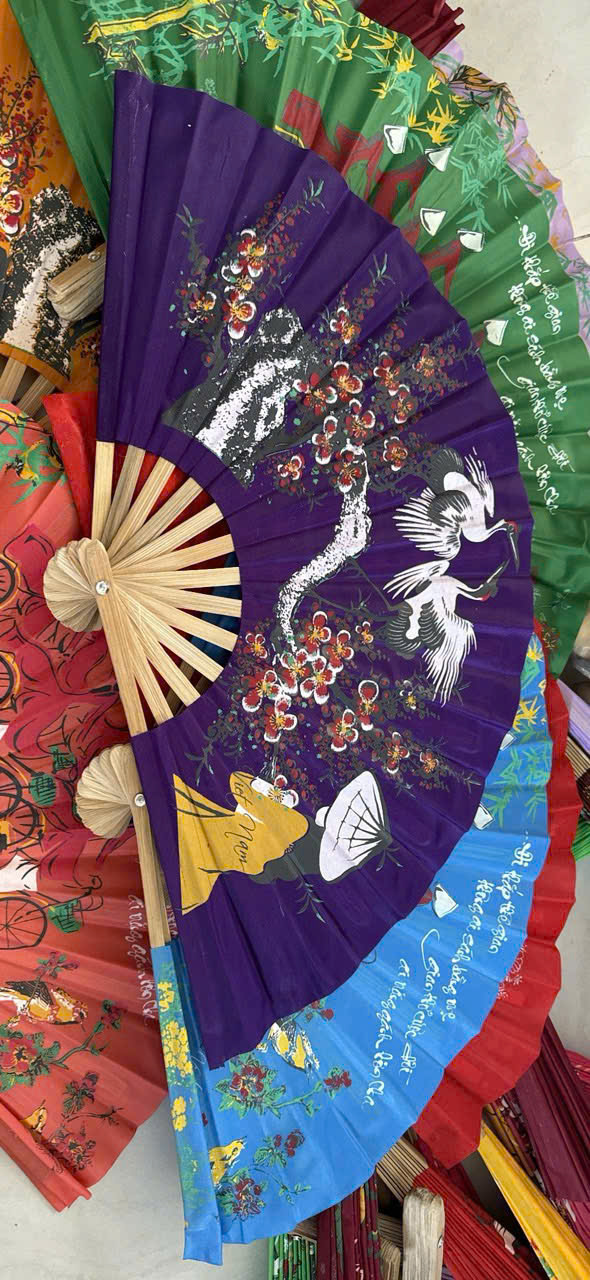 QUẠT GIẤY NGHỆ THUẬT – GIÓ MÁT TỪ TÂM, ĐẬM TÌNH XỨ SỞ