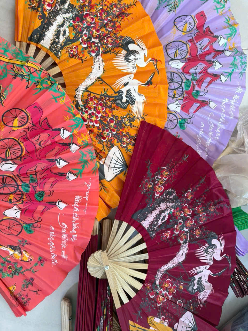 QUẠT GIẤY NGHỆ THUẬT – GIÓ MÁT TỪ TÂM, ĐẬM TÌNH XỨ SỞ