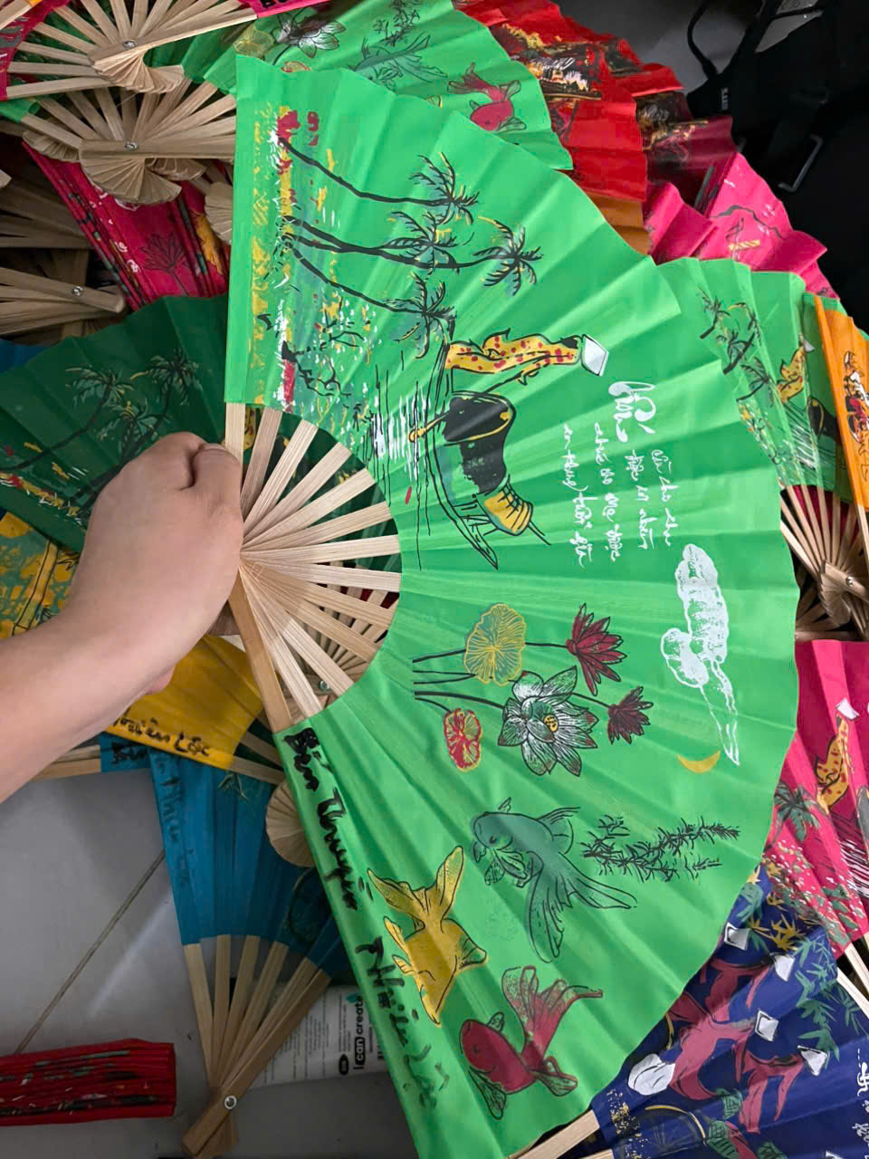 QUẠT GIẤY NGHỆ THUẬT – GIÓ MÁT TỪ TÂM, ĐẬM TÌNH XỨ SỞ