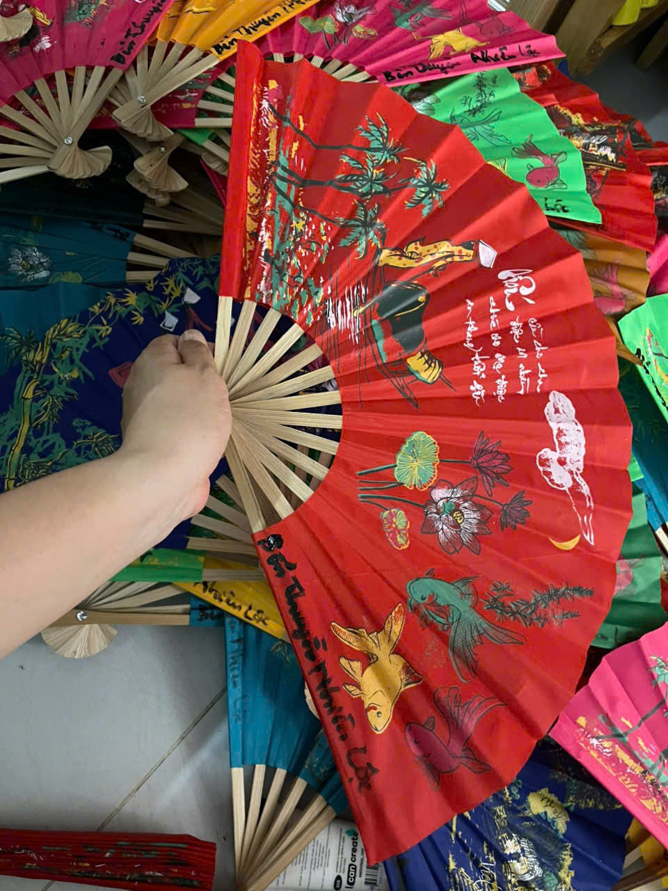 QUẠT GIẤY NGHỆ THUẬT – GIÓ MÁT TỪ TÂM, ĐẬM TÌNH XỨ SỞ