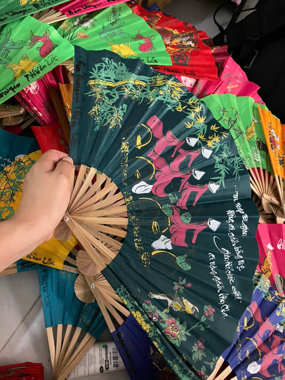 QUẠT GIẤY NGHỆ THUẬT – GIÓ MÁT TỪ TÂM, ĐẬM TÌNH XỨ SỞ