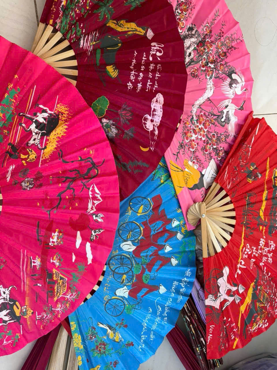 QUẠT GIẤY NGHỆ THUẬT – GIÓ MÁT TỪ TÂM, ĐẬM TÌNH XỨ SỞ